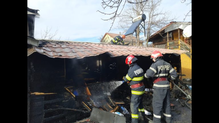 (VIDEO) Vâlcea: Incendiu la o cabană din lemn
