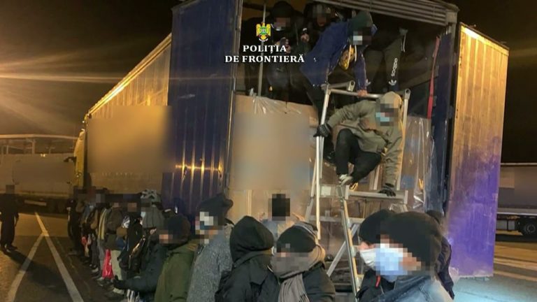 (VIDEO) 56 de cetăţeni străini, depistaţi ascunşi în mijloace de transport