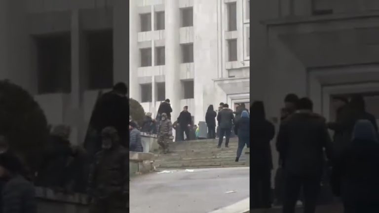 (VIDEO) Kazahstan: Reședința președintelui din Almaty, incendiată