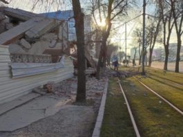 O clădire din Capitală s-a prăbuşit, iar resturi de moloz au ajuns şi pe linia de tramvai din apropiere