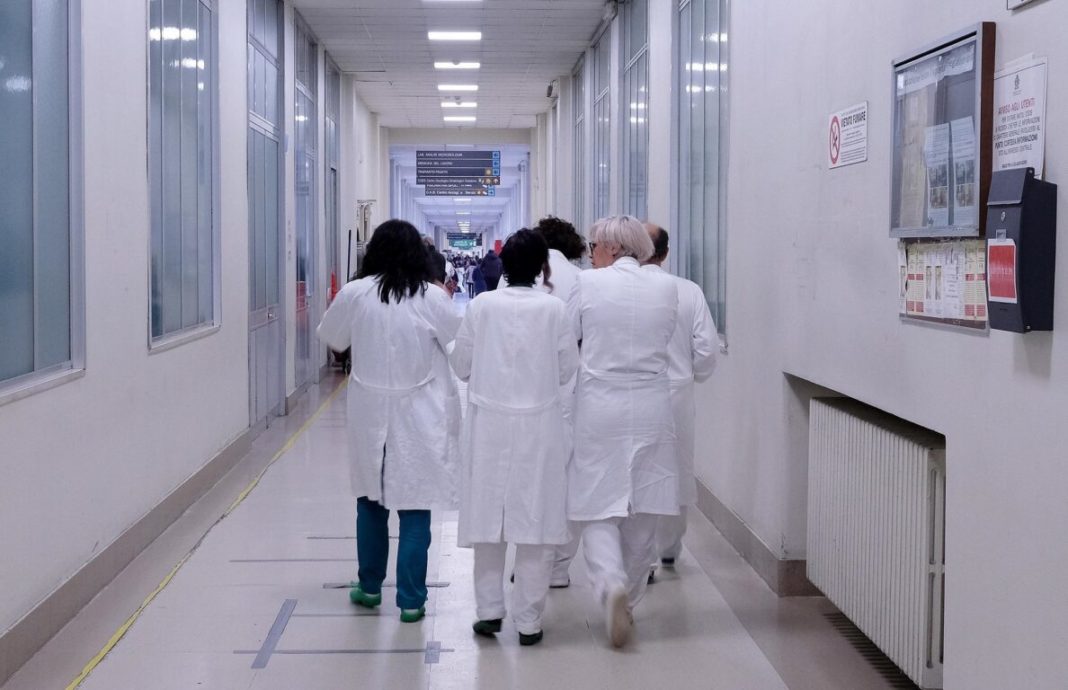 Aproape 2.000 de medici italieni, suspendați pentru că nu s-au vaccinat anti-COVID