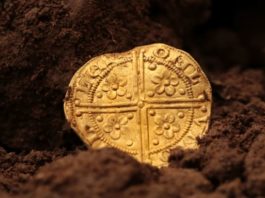 Monedă veche din aur descoperită pe un câmp din Anglia, vândută cu o sumă record