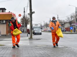 Angajaţii Salubrităţii împrăştie sare pe unul dintre trotuarele Craiovei