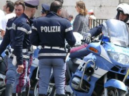Doi români au tras cu arma în parcarea unui supermarket din Italia