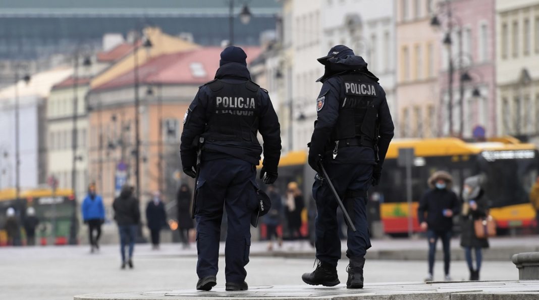policja Un criminal dat în urmărire de 20 de ani, arestat la magazin fiindcă nu purta mască