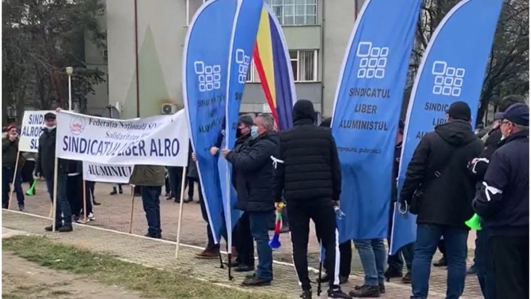 Sindicaliștii de la ALRO Slatina au mai protestat și în fața Prefecturii Olt