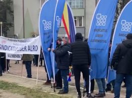 Sindicaliștii de la ALRO Slatina au mai protestat și în fața Prefecturii Olt