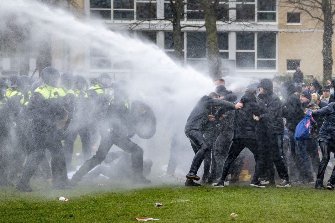 Olanda: 30 de persoane, arestate în timpul unei manifestaţii împotriva restricţiilor sanitare
