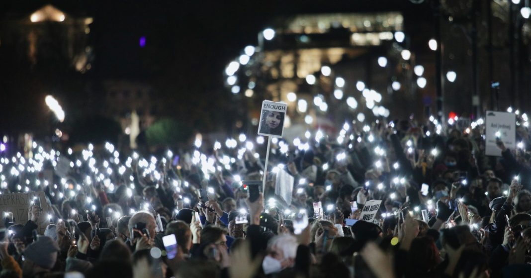 Proteste în Polonia după ce încă o femeie a murit în spital din cauza legilor antiavort