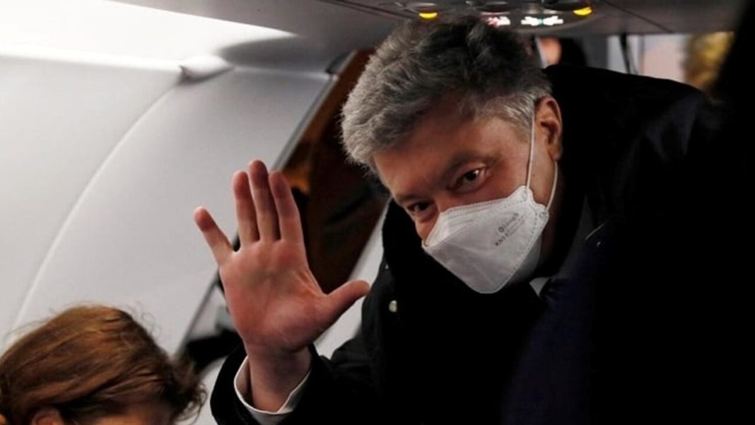 Fostul președinte al Ucrainei, Petro Poroșenko, acuzat de trădare, s-a întors în țară