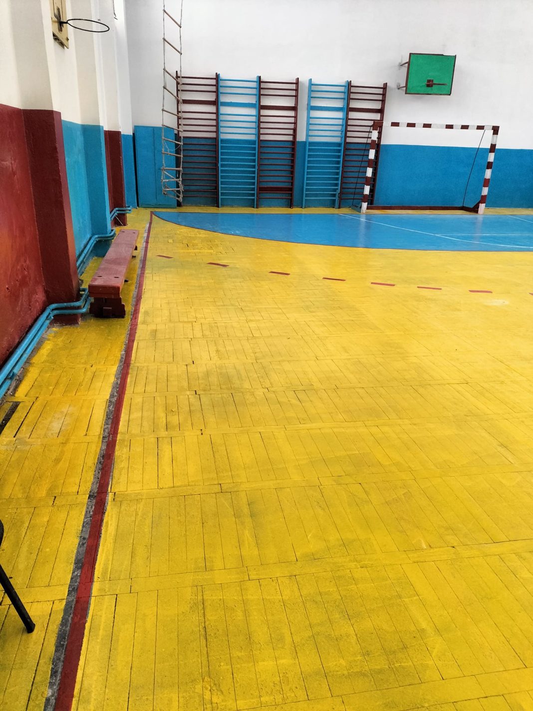 Sala de sport de la Şcoala Leu, reparată dar tot închisă