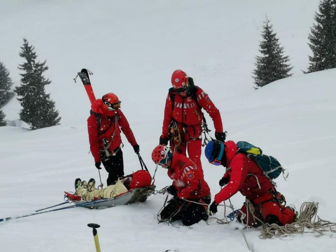 Un bărbat de 71 de ani a murit după ce a căzut într-o râpă