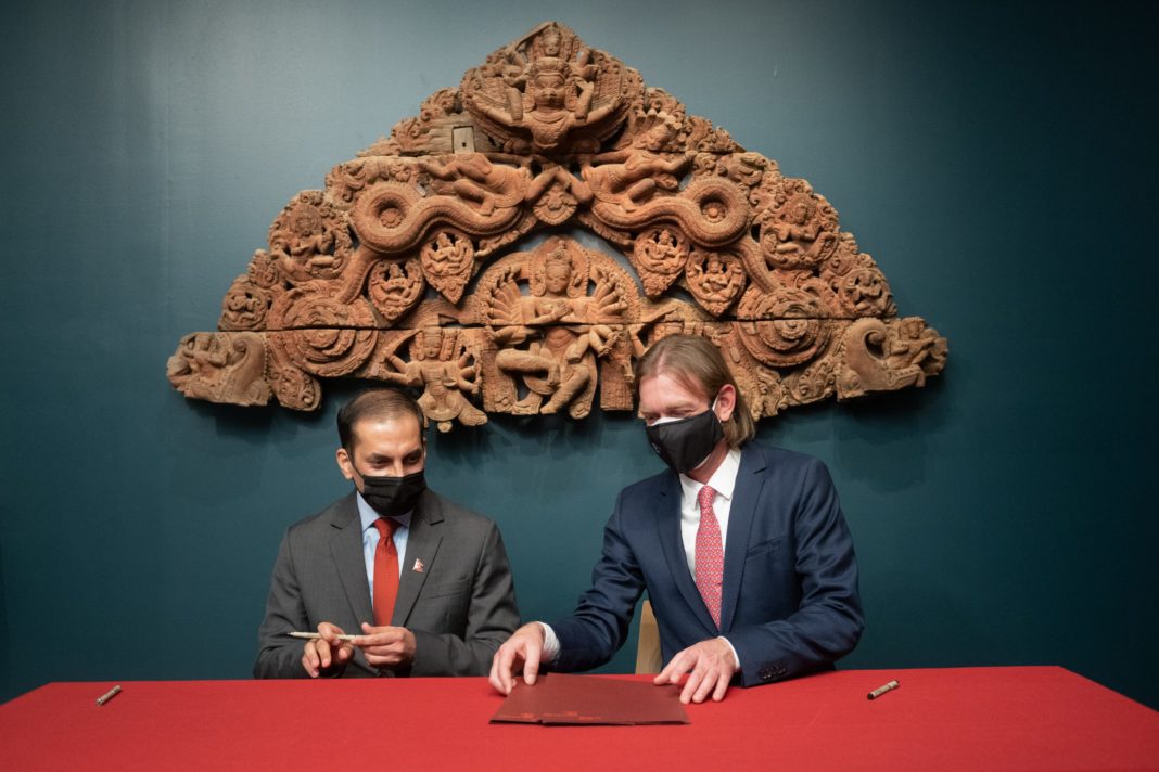 Un muzeu de artă din New York a returnat Nepalului două sculpturi din lemn furate