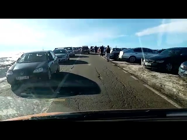 (VIDEO) Gorj: Circulație rutieră parțial blocată în stațiunea montană Rânca
