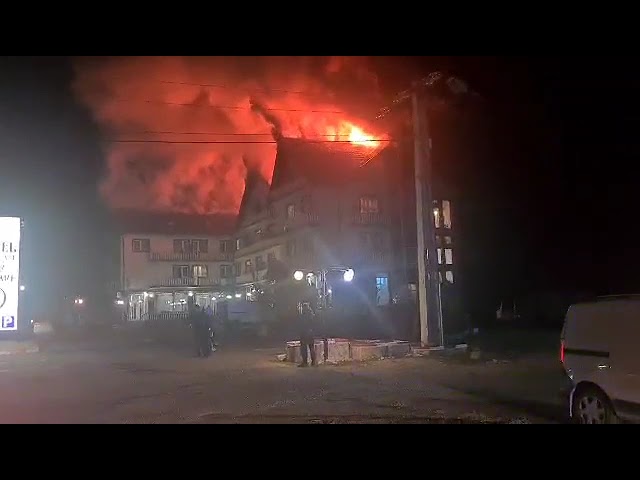 (VIDEO) Incendiu violent la un hotel din localitatea Rupea – Brașov