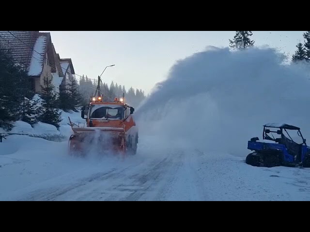 (VIDEO) Gorj: Se intervine cu 8 utilaje de deszăpezire pentru redeschiderea DN 67 C Novaci – Rânca