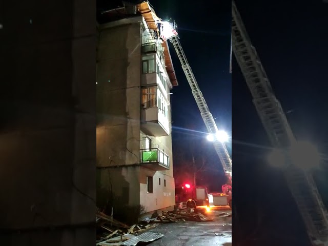 (VIDEO) Acoperișul unui bloc din Vâlcea, luat de vânt