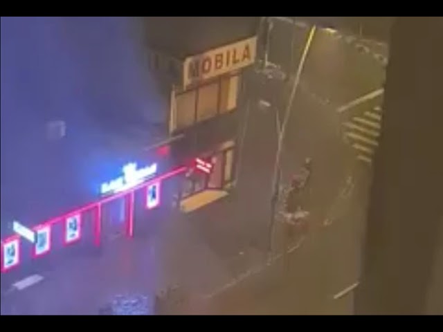 (Video) Bebeluş în cărucior, lăsat de mamă în faţa unei săli de jocuri şi luat de vânt