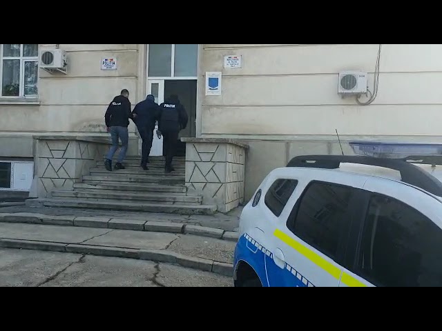 (VIDEO) Dolj: Un medic și 5 bărbați, reținuți în dosarul vaccinărilor fictive