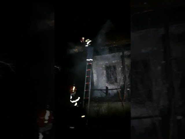 (VIDEO) Vâlcea: Incendiu la o locuinţă din Şirineasa