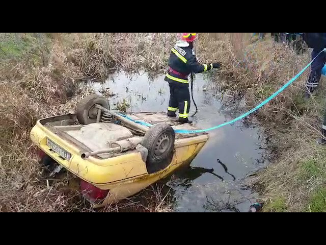 (VIDEO) Doljean găsit decedat într-un autoturism răsturnat