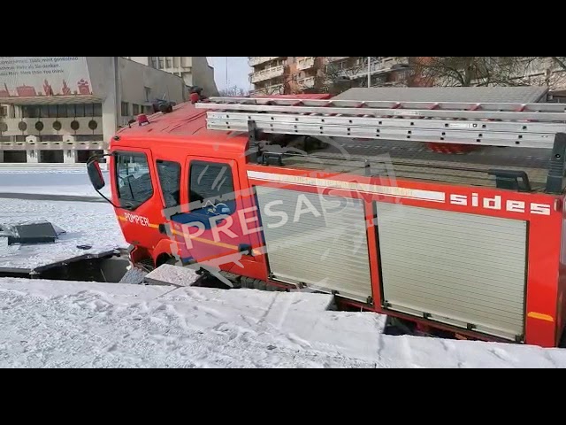 (VIDEO) Două autoutilitare ale MAI au căzut în fântâna arteziană din Satu Mare