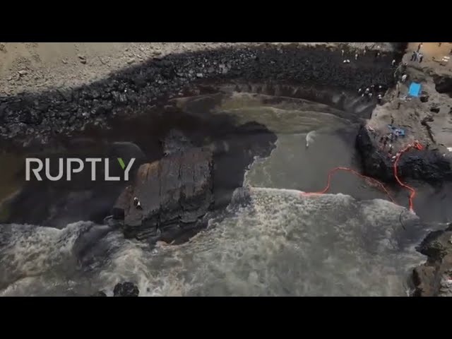 (Video) Urgenţă de mediu în Peru, după ce în ocean s-au scurs 6.000 de barili de ţiţei