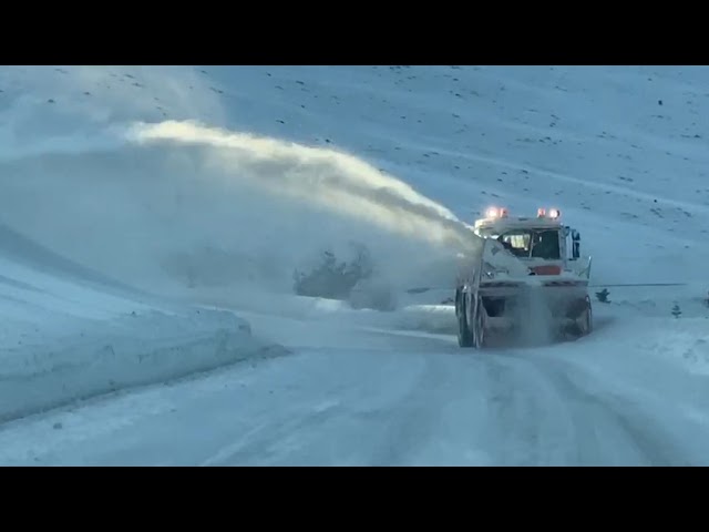 (VIDEO) Drumarii acționează cu utilaje pentru redeschiderea DN 67 C Novaci – Rânca