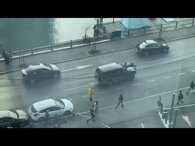 (VIDEO) Șoferul care a mers cu un biciclist pe capota mașinii, reţinut