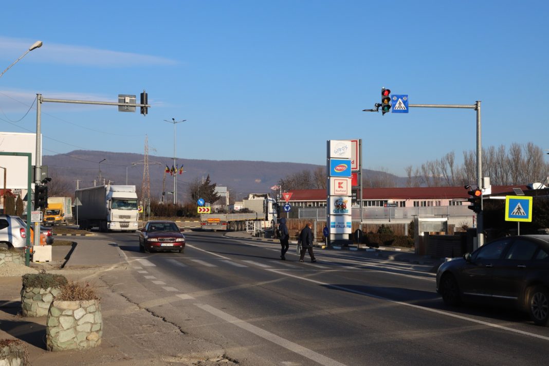 Un semafor cu buton funcționează la trecerea de pietoni din zona supermarketului Kaufland Nord din Râmnicu Vâlcea