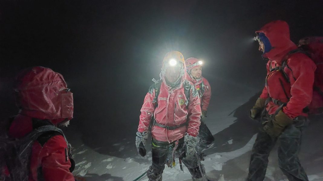 Cei doi turişti au fost surprinşi de avalanşă la peste 2.300 de metri altitudine pe Vârful Ne