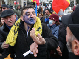 George Simion, stropit cu cerneală la o manifestație neautorizată la Iaşi (credit foto: INQUAM / Liviu Chirica)