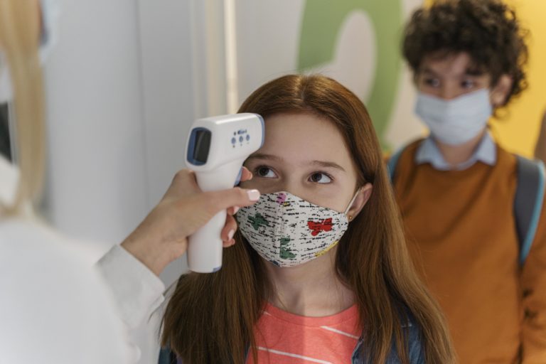 Valul 5 în Dolj: Elevii se infectează pe capete, vaccinările bat pasul pe loc