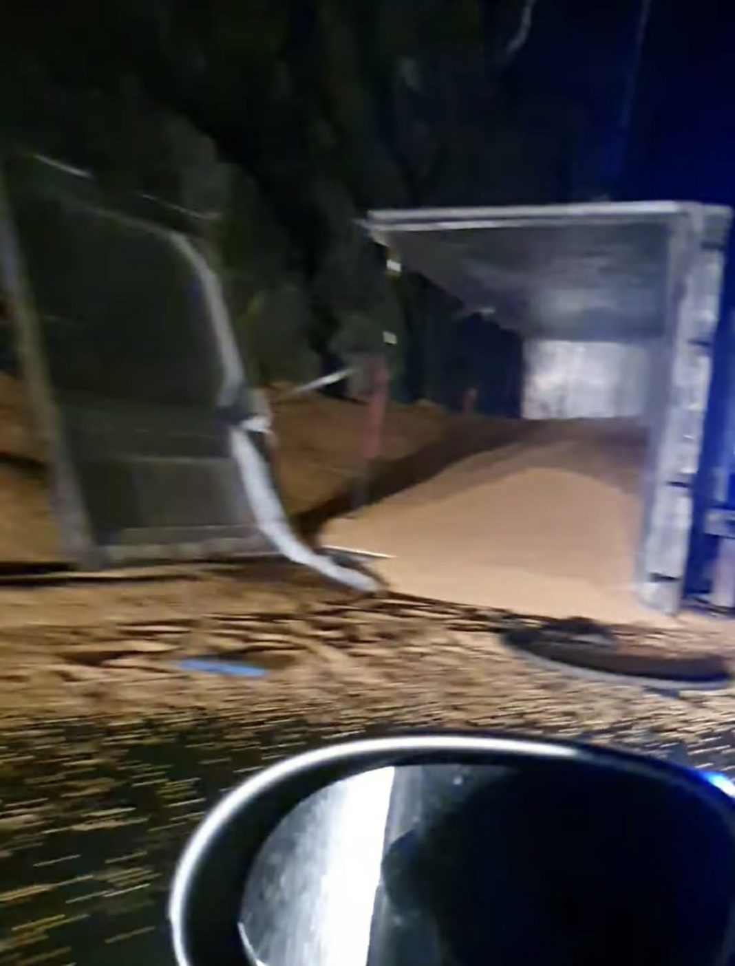 Gorj: Sute de kilograme de porumb au ajuns pe carosabil, în Defileul Jiului