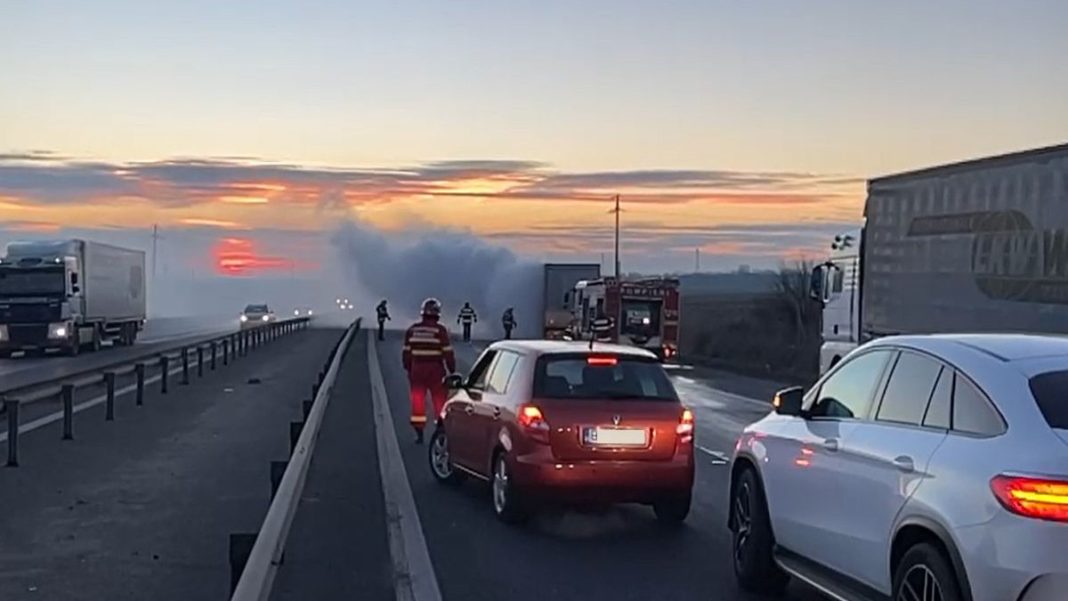 Un TIR plin cu saci cu materiale de construcţii a luat foc pe A1 București-Pitești(Foto: Antena3)