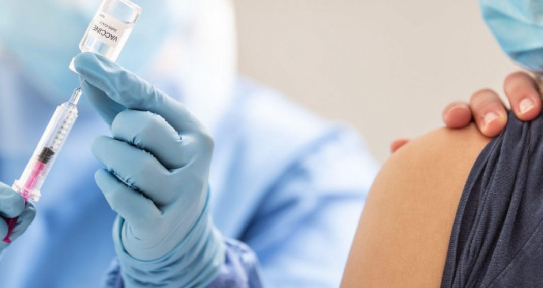 Experţii britanici nu consideră încă necesară administrarea unei a patra doze de vaccin anti-COVID