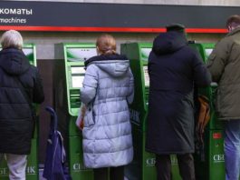 Duminică, banca centrală a Rusiei a făcut un apel la calm, de teamă că oamenii s-ar putea grăbi să-și retragă banii din bănci