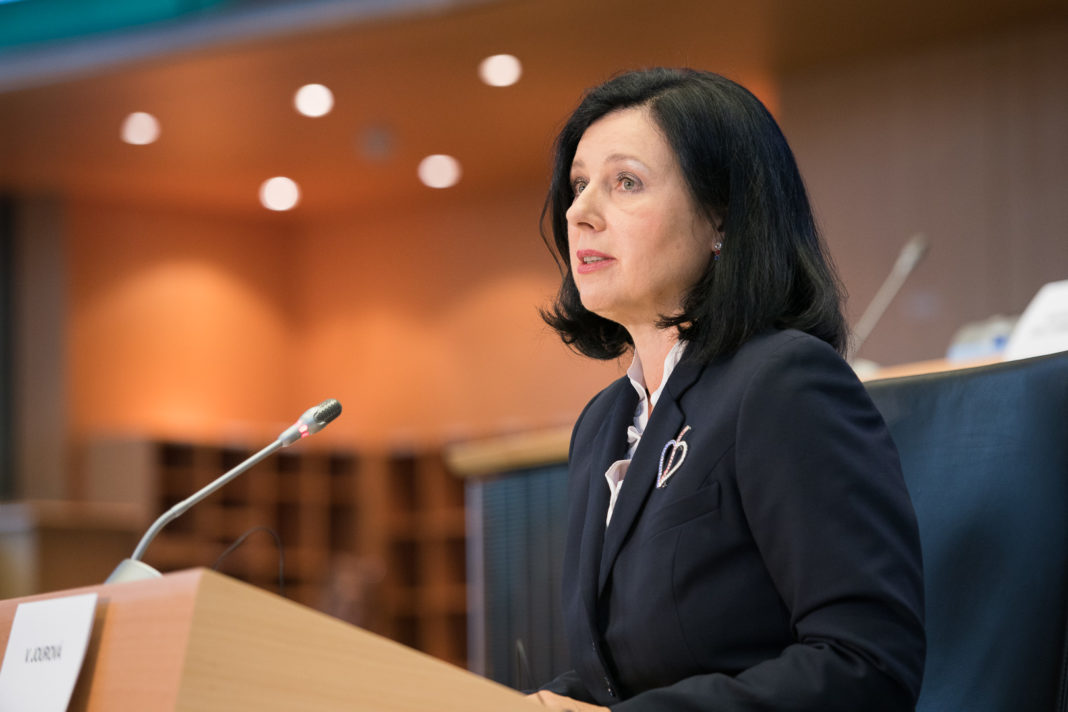 Comisarul european Vera Jourova: Putin ar trebui inclus în sancţiunile adoptate împotriva Moscovei