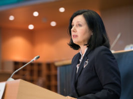 Comisarul european Vera Jourova: Putin ar trebui inclus în sancţiunile adoptate împotriva Moscovei
