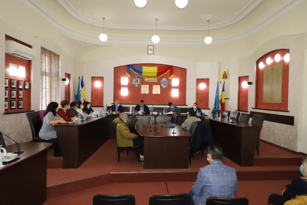 Primarul Mircia Gutău a semnat contractul de achiziţie pentru un nou lot de 12 autobuze