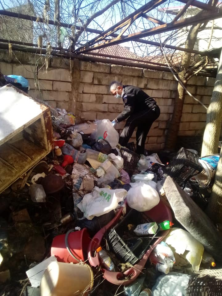 Un craioven arunca gunoiul în curtea unei şcoli