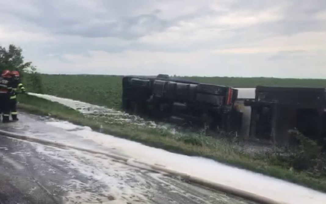 O cisternă încărcată cu motorină s-a răsturnat, vineri după-amiază, pe un drum de la marginea municipiului la Ploieşti