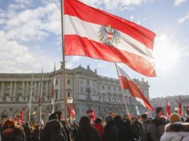 Oamenii participă la o demonstrație împotriva restricțiilor impuse de coronavirus la Viena