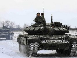 În această fotografie furnizată de Serviciul de presă al Ministerului rus al Apărării pe 14 februarie 2022, tancuri rusești sunt pe teren în timpul unui exercițiu militar în regiunea Leningrad, Rusia