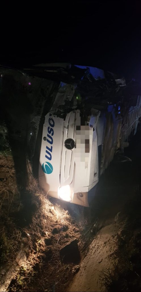 Autocarul s-a răsturnat în urma impactului