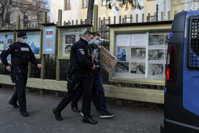 Reținut după ce a aruncat cu ouă în clădirea Ambasadei Rusiei din București