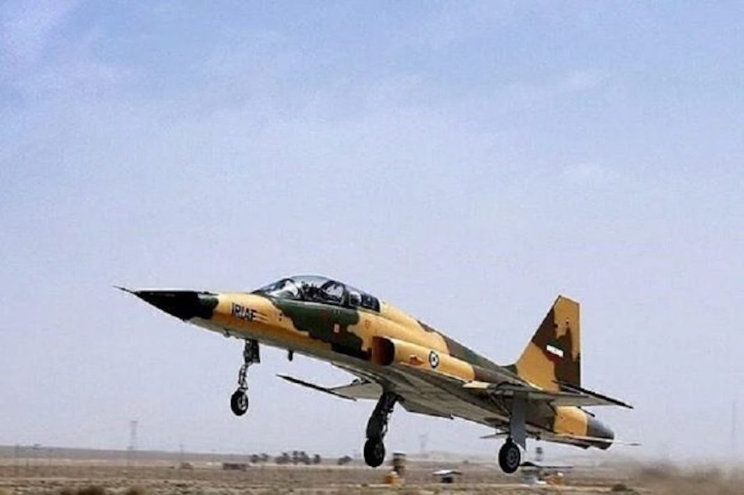 (VIDEO) Avion de luptă iranian, prăbuşit într-un cartier rezidenţial