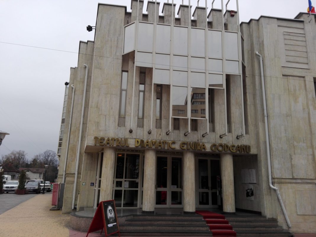 Teatrul „Elvira Godeanu” Teatrul Dramatic „Elvira Godeanu” din Târgu-Jiu va proiecta pe exteriorul instituției de cultură un clip video