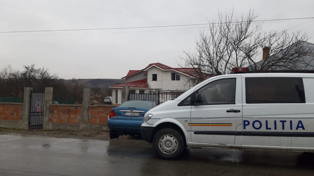 La faţa locului a fost mobilizată o echipă de cercetare din cadrul Serviciului de Investigaţii Criminale, sub coordonarea procurorului din cadrul Parchetului de pe lângă Tribunalul Dolj, efectuându-se cercetări pentru stabilirea situaţiei de fapt