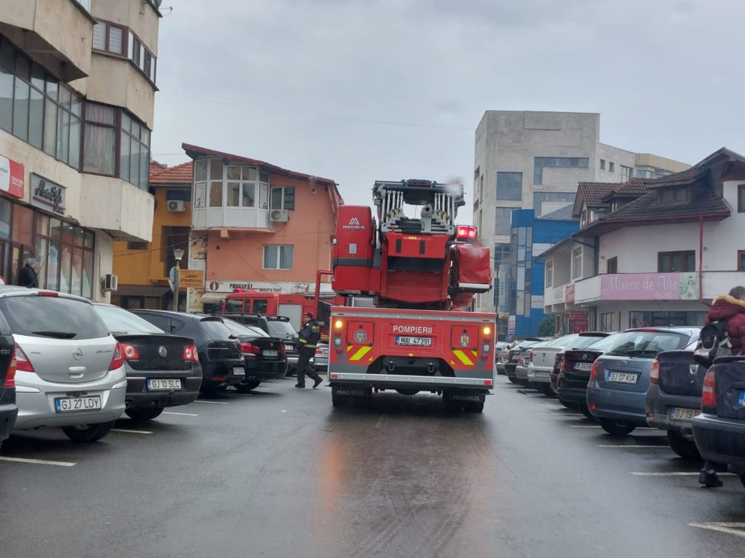 O minoră a amenințat că se aruncă de la etajul al treilea al unui bloc din Târgu Jiu